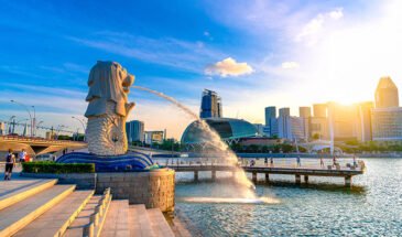 singapore-july92016merlionstatuefountaininmerlionparkand